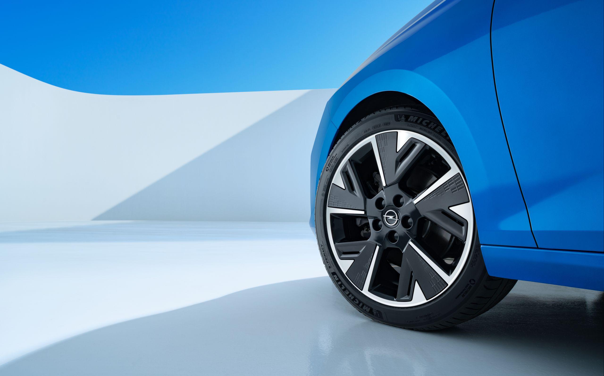 2023-opel-astra-electric-alloy-wheel